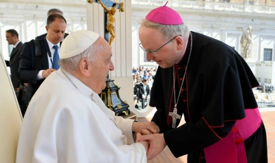 Benno Elbs reiste 2013 zum zehnten Jahrestag seiner Bischofsernennung zum Papst. Der Heilige Vater erteilte ihm den Segen am Ende der Generalaudienz am Petersplatz. ⇒APA/Vatican Media