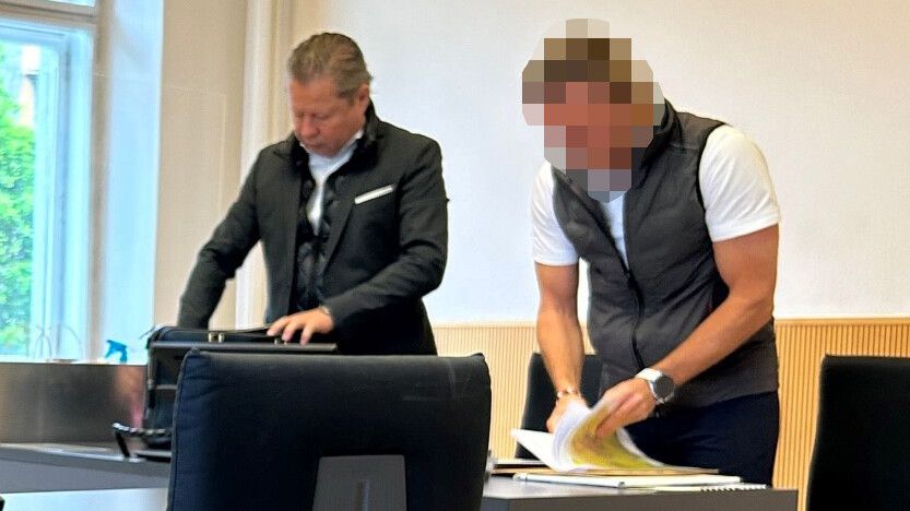 Der von Rechtsanwalt Nicolas Stieger (l.) vertretene Beklagte bei der ersten Verhandlung. VN/GS