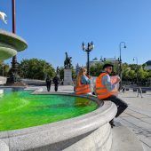 „Letzte Generation“ färbte Brunnen vorm Parlament grün ein