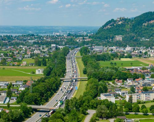 Die Blockabfertigung vor dem Pfändertunnel am Freitag. VN/Stipl