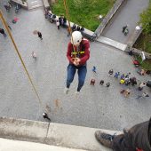 Mutige Firmlinge seilen sich vom Kirchturm ab