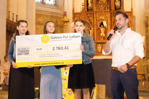 Die Firmlinge sammelten einen Betrag von 2760 Euro für den Verein „Geben für Leben“. geben für leben