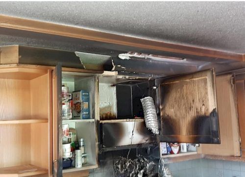 Die Gefahr, dass sich der Küchenbrand weiter ausbreitet, konnte von den Bewohnern selbst noch rechtzeitig abgewendet werden.  feuerwehr Au