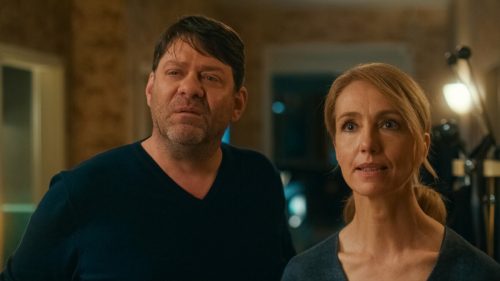 Die Komödie erzählt von zwei ziemlich unterschiedlichen Paaren im selben Wohnhaus.  ascot Elite