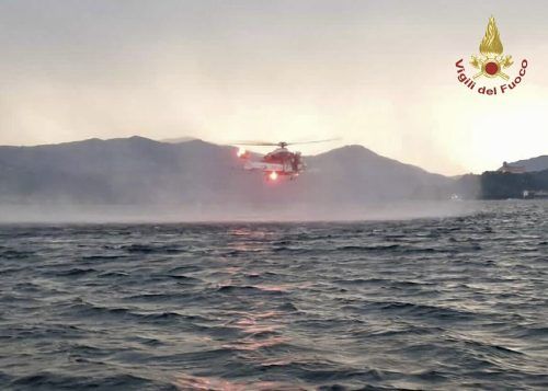 Die Einsatzkräfte versuchten am Donnerstag weiter, das Boot zu bergen. AP