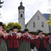 Mit Musik durch das Dorf