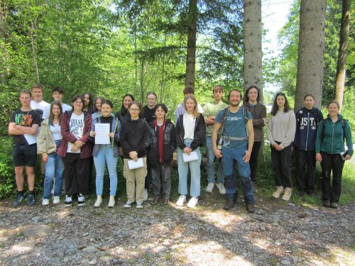 Die Schülerinnen und Schüler des BORG Egg waren mit Experten und Expertinnen auf Exkursion im heimischen Wald. ME