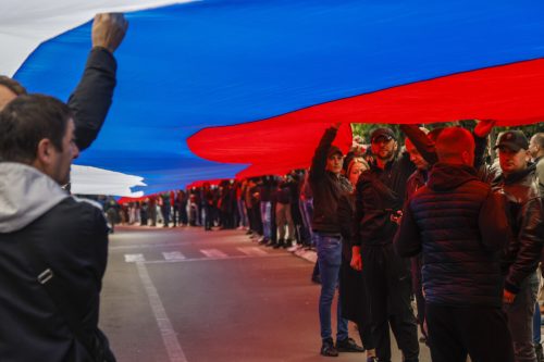 Die Spannungen im Kosovo dauern an. Am Mittwoch breiteten Bewohner in der Stadt Zvecan eine Hunderte Meter lange serbische Flagge aus. AP