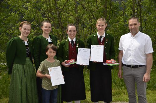 Drei Jungmusikanten erhielten das Leistungsabzeichen Junior und Silber (hier mit Bgm. Martin Burtscher).  dob