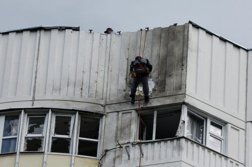 Ein Arbeiter repariert Schäden auf dem Dach eines Wohnblocks in Moskau. RTS