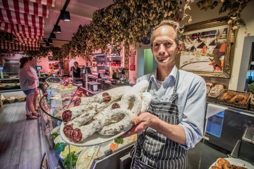 Am Samstag in einer Woche sperrt Cyril Schmuck seine Metzgerei in der Gallusstraße in Bregenz zum letzten Mal auf.  VN/Steurer