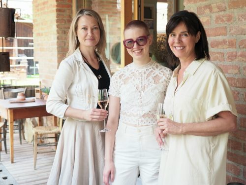 Gastgeberin und Künstlerin Maria Gabriel (r.) mit Sängerin Philomena Juen und Moderatorin Stephanie Fend (l.) sie