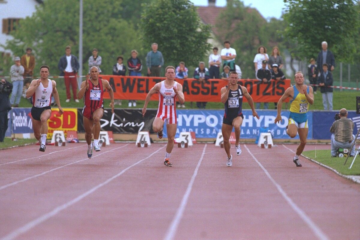 Gerhard Röser (r.) 1996 im 100-m-Sprint in prominenter Gesellschaft: Der Kanadier Mike Smith (l.) feierte anschließend mit 8626 Punkten seinen zweiten Götzis-Sieg, der Deutsche Frank Busemann (Mitte) gewann zwei Monate später Olympia-Silber in Atlanta. Mit sieben Teilnahmen zwischen 1991 und 1997 ist Röser Vorarlberger Rekordteilnehmer am Hypomeeting und seit 1996 mit 7876 Punkten Landesrekordhalter im Zehnkampf.