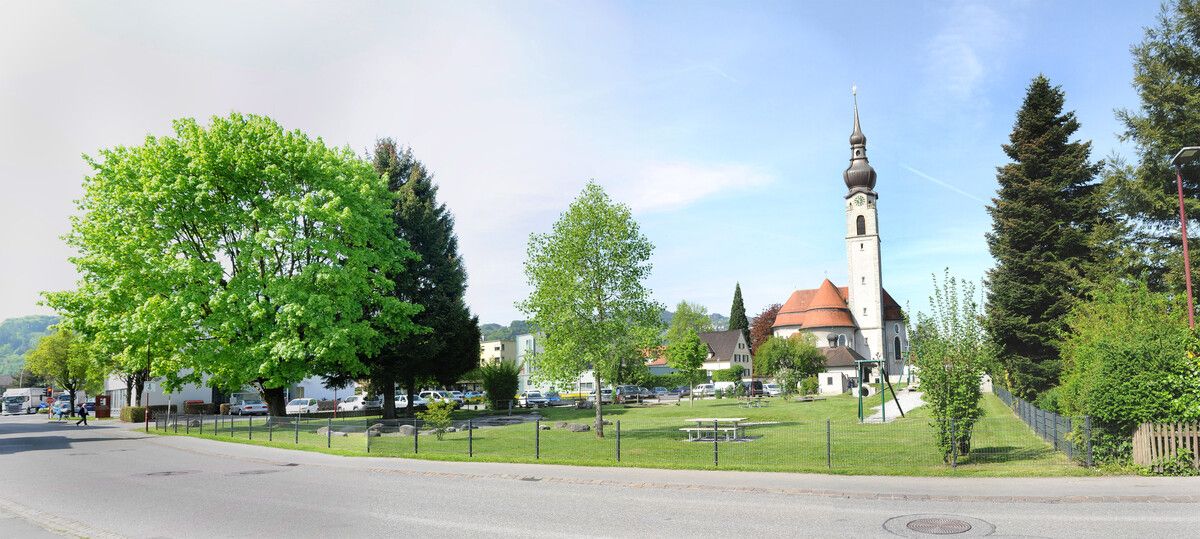 In Höchst sollte im Frühjahr 2024 eigentlich das Fundament für ein modernes Gesundheitszentrum gelegt werden. Doch anstatt eines Baufortschritts herrscht auf dem Gelände Stille. VN-Archiv