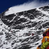 Erste Bergsteiger der Saison ­erreichen Gipfel des Mount Everest