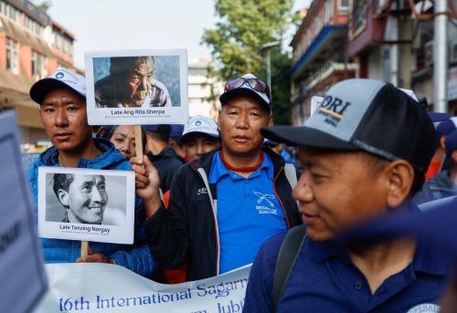 In Kathmandu nahmen Hunderte Menschen an den Feierlichkeiten teil.  Reuters