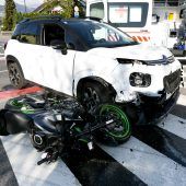 Pkw-Lenkerin (75) prallte gegen zwei Motorräder