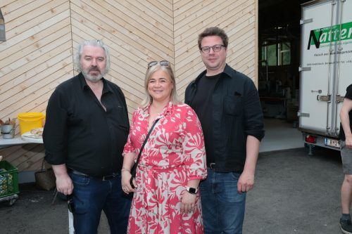 Künstler Aalexander Waltner, Evelyn Kaufmann-Beer (Evelyn SchönSein) und Philipp Waltner (Casa Möbel).