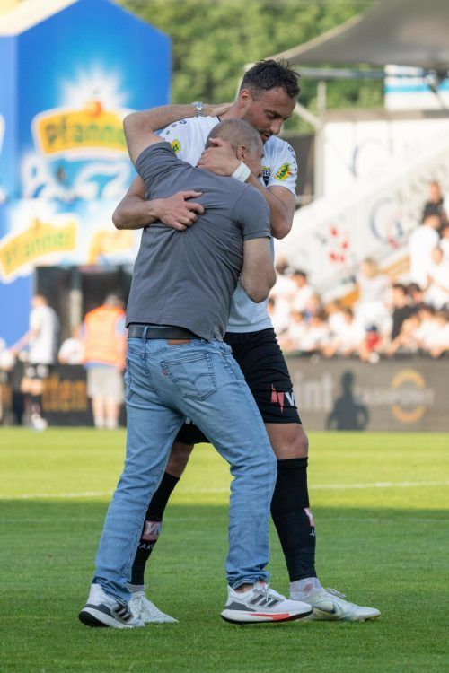 Nach dem Schlusspfiff lagen sich Altach-Trainer Klaus Schmidt und Atdhe Nuhiu in den Armen. Zu späterer Stunde tanzten die beiden, so verriet Felix Strauss, zu Klängen der Rockgruppe Queen. apa