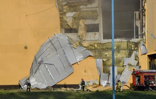 Nach einem Angriff sind Feuerwehrleute in einem Kiewer Industriegebiet zur Stelle. AFP
