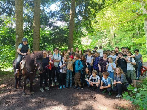 Nach einer kurzen Erläuterung zum literarischen Wanderweg durch Anni Mathes wanderten die Schüler auf dem Runkelinaweg.  Schule für Globales Lernen