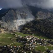 Felsmassen bedrohen Schweizer Dorf: Bewohner müssen umsiedeln