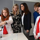 Mittelschülerinnen zum Girls‘ Day bei Getzner Textil