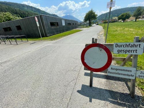 Seit gestern laufen die Bauarbeiten im Be­reich der Sportanlage TSV Altenstadt.  vn/he