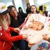 Autogrammjagd bei Katharina Liensberger