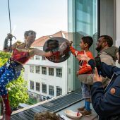 Polizisten seilten sich als Superhelden ab
