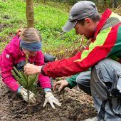 40 Volksschüler auf Exkursion im Wald