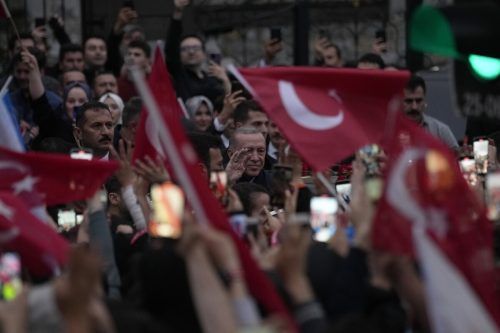 Vor seiner Residenz in Istanbul winkt Erdogan seinen Anhängern zu. AP
