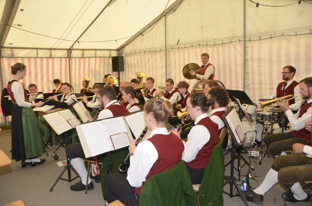 Am Festsonntag spielt die Harmoniemusik Wald zum Frühschoppen auf.dop