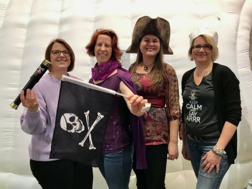 Wenn ihr mehr von Kapitän Grimmbart und seiner Mannschaft wissen wollt: Die Autorin Ruth Anne Byrne (2.v.r) liest auf der VN-Kinder- und Jugendbuchmesse.  CRO