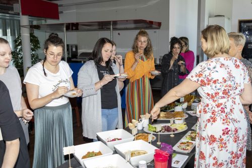 Wie wichtig eine gesunde Ernährung ist, wissen die meisten. Doch oftmals fehlt es Berufstätigen an Zeit oder Kreativität. Russmedia-Mitarbeiterin Nicol Metzler zeigte in der Cafeteria, wie man mit wenigen Zutaten eine gesunde Jause zusammenstellen kann. „Die Idee war es, einfache Zutaten zu verwenden, die wenig Vorbereitungszeit erfordern und mit denen man immer wieder etwas Neues zaubern kann.“ Eines ihrer kulinarischen Highlights: Süßkartoffel-Toast als Brot-Alternative.