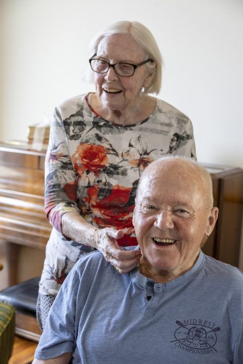 Wilma streichelt Paul am Hals. Dem behagt das sichtlich.