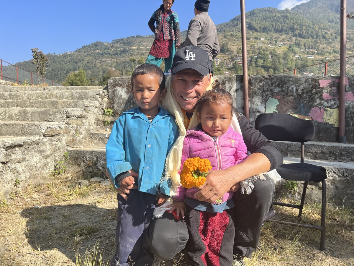 Im Dorf Gumba Danda in der „Cental Region of Nepal” wird Wolfgang Bartl von allen liebevoll „Papa“ genannt. ⇒Bartl, VN/HArtmann