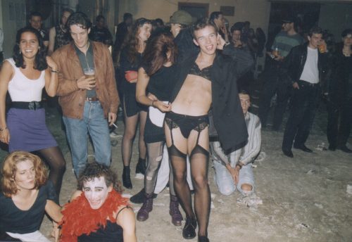 1993/94 Das Festival ist aus einer künstlerischen Sommerakademie mit Glasbläserkurs entstanden. Die erste Veranstaltung war eine „Rocky Horror Night“.