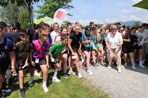 210 Schülerinnen und Schüler waren im Lauffieber für den Verein „mitnand“. nam (3)