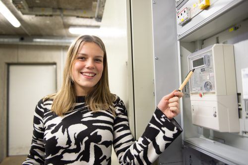 Der Blick auf den Stromzähler überzeugt auch Norea. Mit dem neuen Tarif sinken die Stromkosten um rund 30 Prozent. VN/Rhomberg