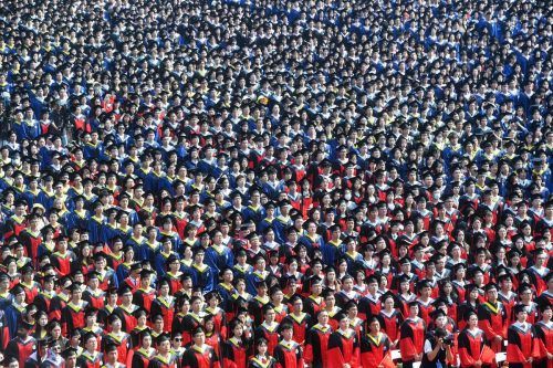 Absolventinnen und Absolventen der Universität Wuhan nehmen an der Abschlussfeier in der chinesischen Metropole teil. AFP