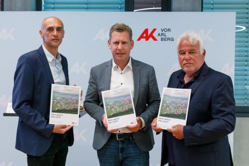 AK-Präsident Bernhard Heinzle (m.) mit den Studienautoren Paul Stampfl, Geschäftsführer von Telesis, und ISK-Geschäftsführer Gerald Mathis.  AK/Hofmeister