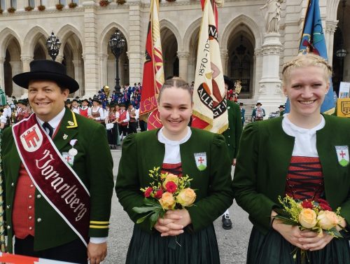 Als Stabführer der Vorarlberger Delegation agierte Klaus Böhler mit seinen Marketenderinnen vom Musikverein Bildstein.  NAM
