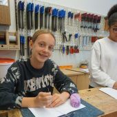 Mittelschule Klostertal spart mit alter Buchbindertradition Ressourcen