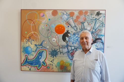 Alwin Rohner vor dem Werk „Wenn Sterne fallen“ von Cäcilia Falk. HAPF