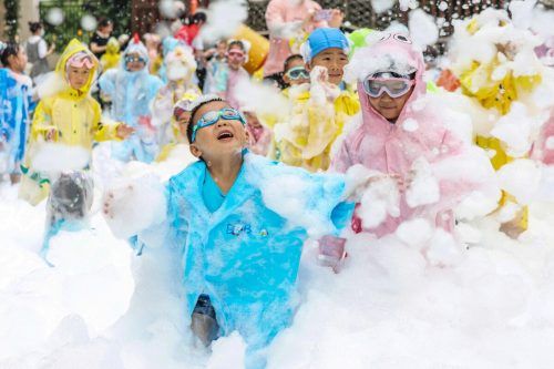 Am Donnerstag war internationaler Kindertag. In Chinas östlicher Provinz Jiangsu feierten das die Kinder mit einer Schaumparty. AFP