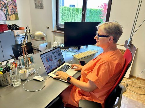 Am Morgen liest Andrea die VN und freut sich immer, wenn sie einen ihrer eigenen Berichte darin entdeckt.