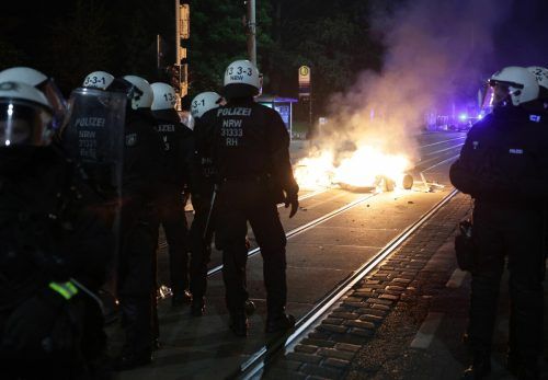 Am Wochenende ist es in Leipzig zu Ausschreitungen gekommen. Es habe fast 30 Festnahmen gegeben, bei denen nun Haftanträge geprüft werden. AFP
