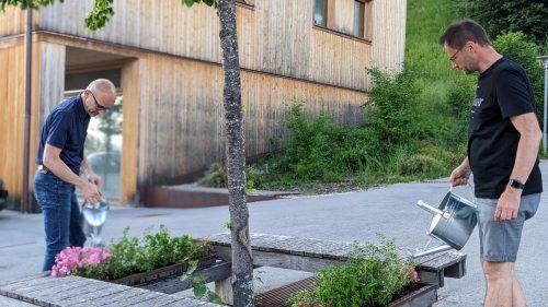 Andreas Klopfer und Roland Schenkermayr vom Bienenzuchtverein Doren informierten in der Bücherei über Futterangebote für Bienen.