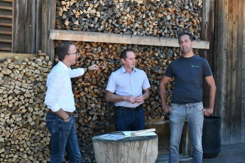 Andreas Scherer (rechts) sorgt in Beschling für Strom und Wärme.